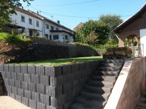 Stützmauer und Betonfertigtreppe